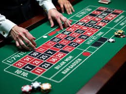 Kartu permainan Live Blackjack dan chips di meja dealer setiaslot